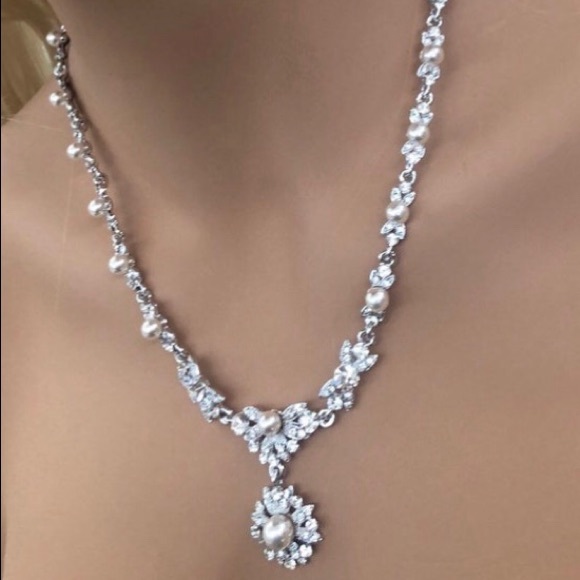 NWT Dainty Pearl and Rhinestones Necklace Set - Picture 6 of 10